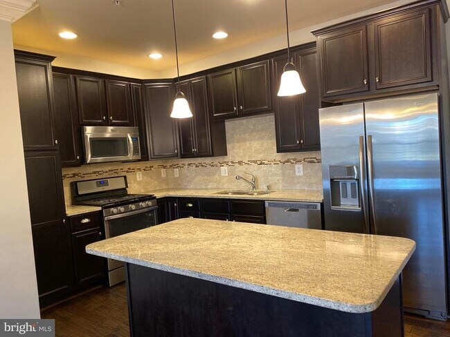 Building Photo - 43075 Thoroughfare Gap Terrace