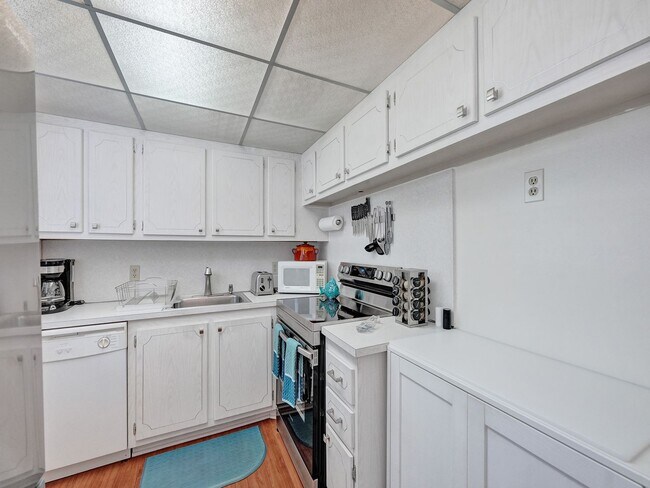 Building Photo - Beautiful fully furnished 2 bedroom 1.5 bath.