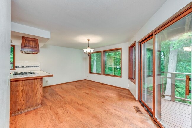 Building Photo - Great Home Tucked Away in Mirrormont on Tiger Mountain