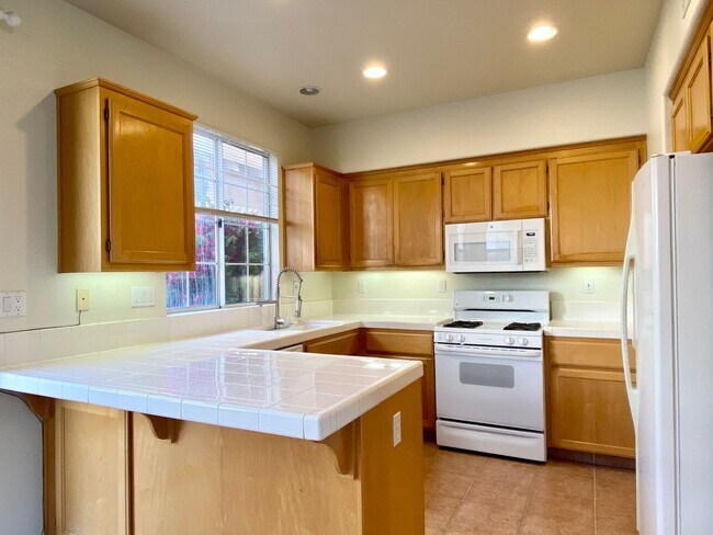 Building Photo - Fresh Interior Paint, Carpeting - Dogs und...
