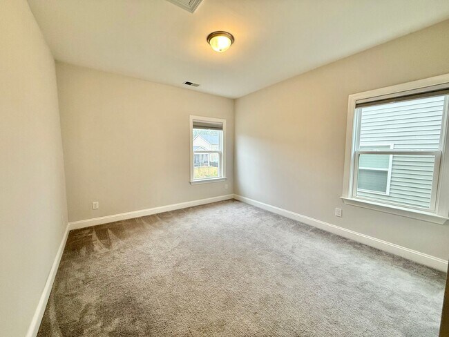 Building Photo - Gorgeous 5BD, 3BA Raleigh Home with Tons of Modern Upgrades in an HOA Community with Premier Amen...