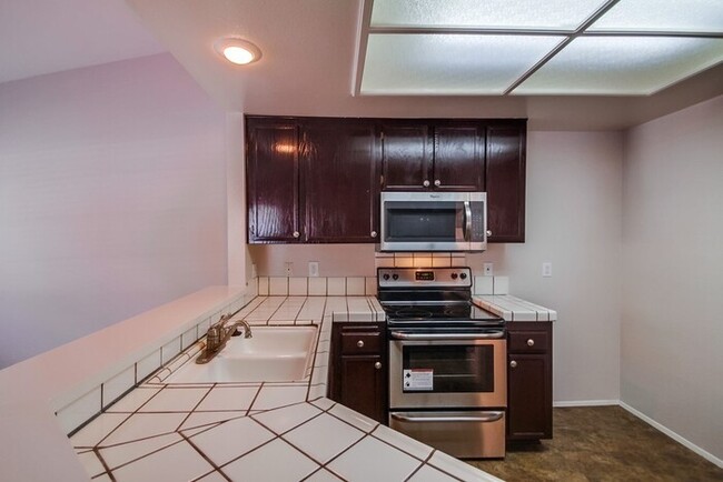Building Photo - 2049 Haller St