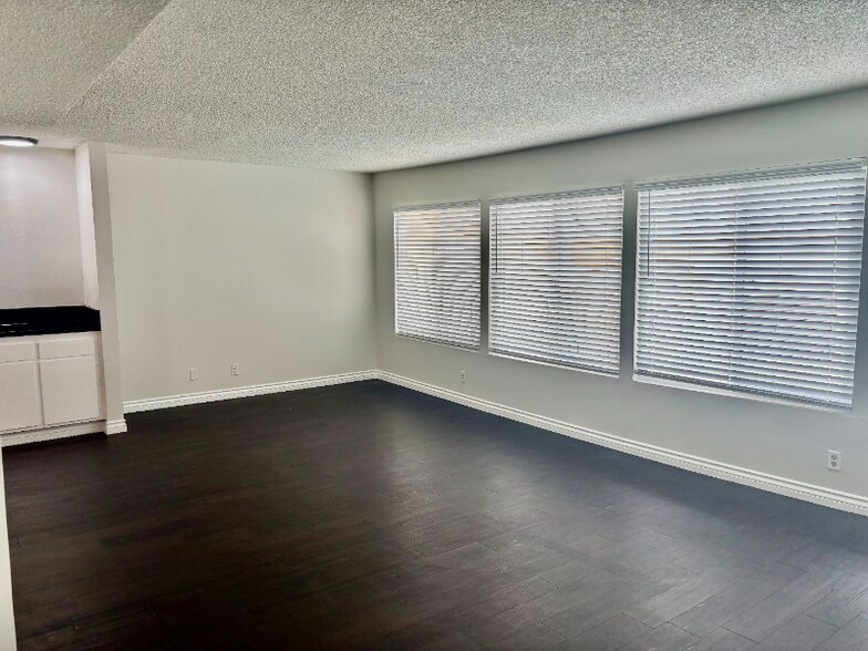Building Photo - 17440 Burbank Blvd