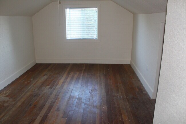 Building Photo - 22175 State Line Rd