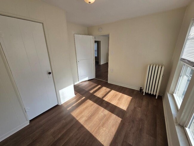 Building Photo - 372 S Midler Ave