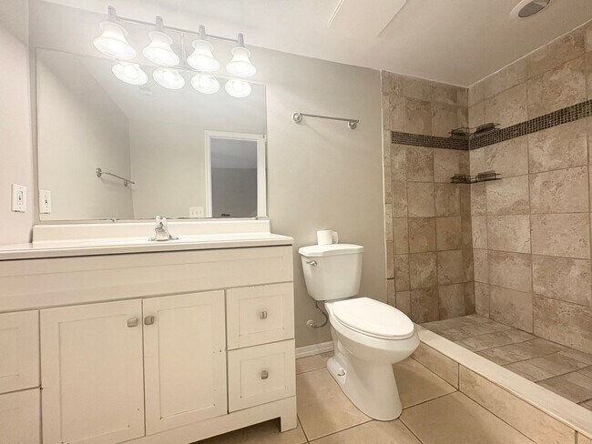 Building Photo - Fantastic 3 BR Lake Mary Home with vaulted...