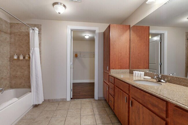 Building Photo - 925 Common St