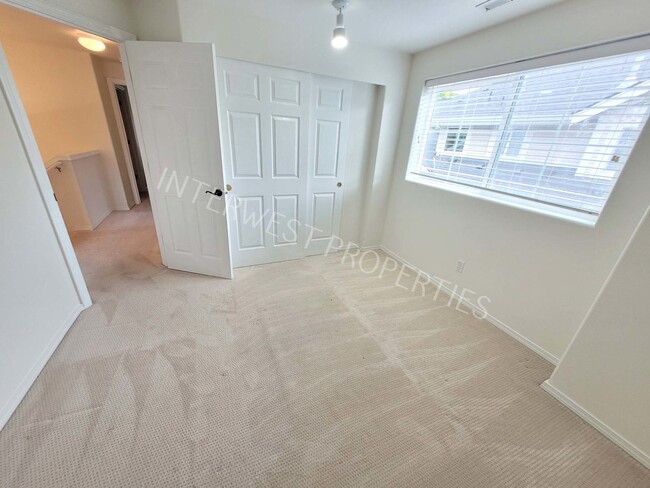Building Photo - Beaverton 3 Bed 2.5ba Beautiful 2 Story Co...