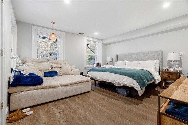 Building Photo - 98 Waltham St