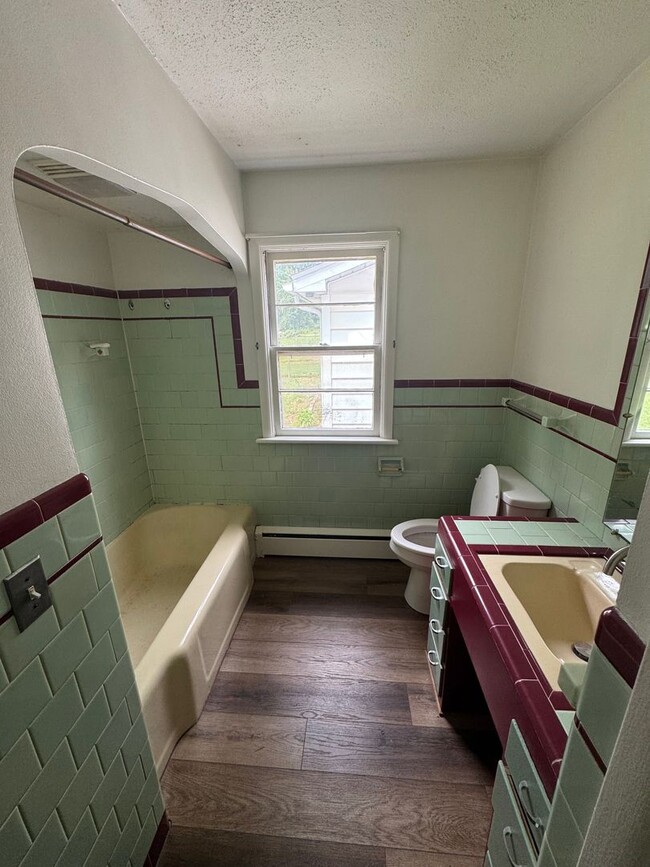 Building Photo - Charming 3 Bed, 1 Bath Home with 3-Car Gar...
