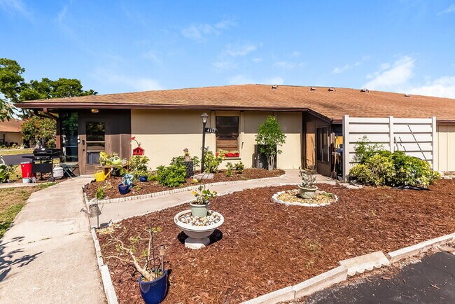 Building Photo - Move-in ready 2 bed, 2 bath villa in Heritage Village West, a quiet 55+ community in West Bradent...