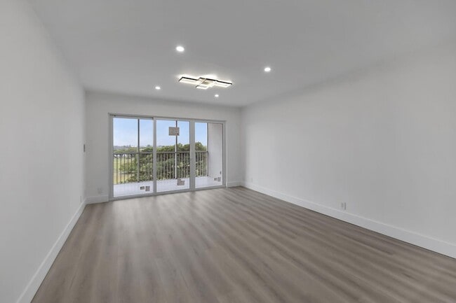 Building Photo - 3050 N Palm Aire Dr