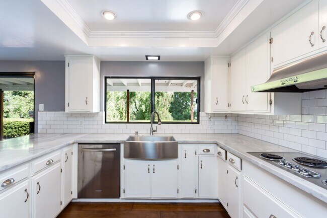 Building Photo - Georgian Colonial in Mt Helix