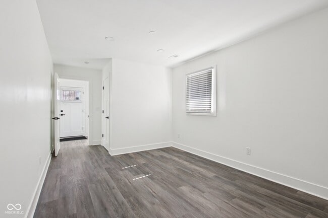 Building Photo - 21 N Devon Ave