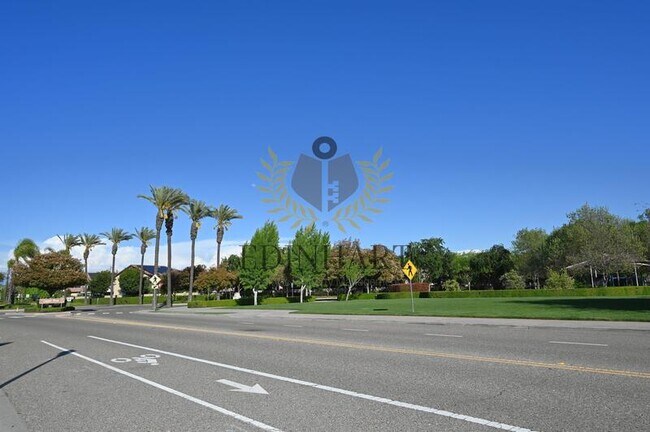 Building Photo - 1439 E Via Albero Dr