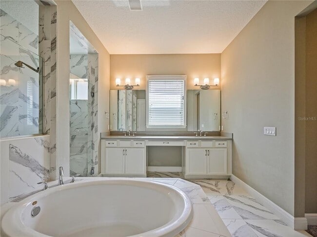 Building Photo - 1115 Estancia Wds Lp