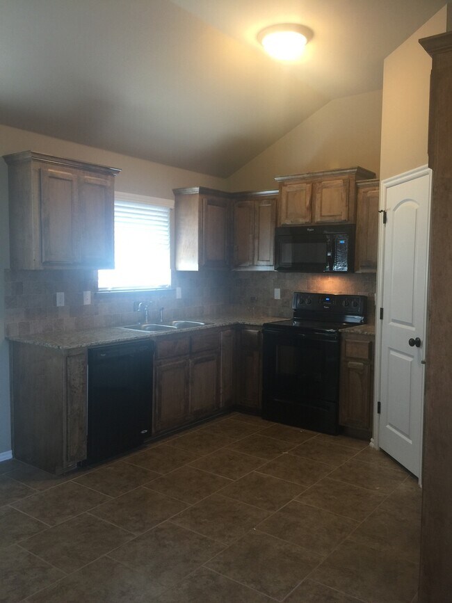Building Photo - 3 bedroom 2 bath home Mustang Schools