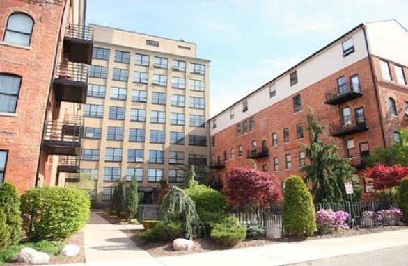 Building Photo - 6533 E Jefferson Ave