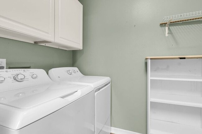 Building Photo - 1850 Montclair Dr