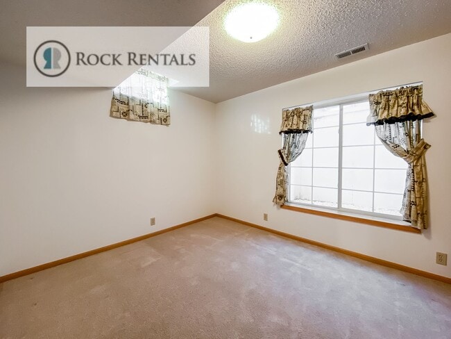 Building Photo - 14 Des Moines Ave