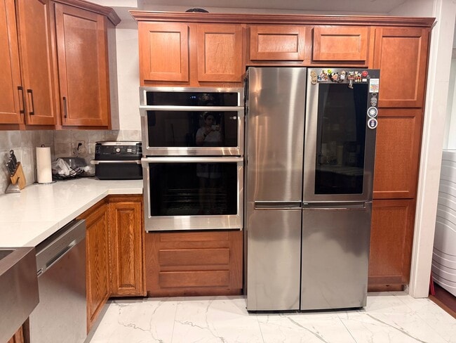 Building Photo - 3-4 bedroom house across from park, available now!