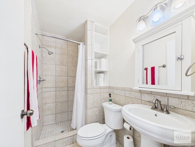 Building Photo - Single Family Home minutes from Los Alamos...