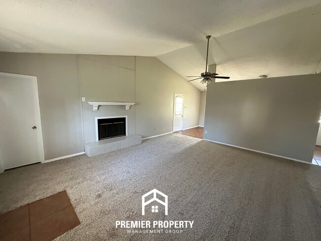 Building Photo - Charming 3BR/2BA Memphis Home w/ Vaulted Ceilings, Fireplace & Fenced Backyard