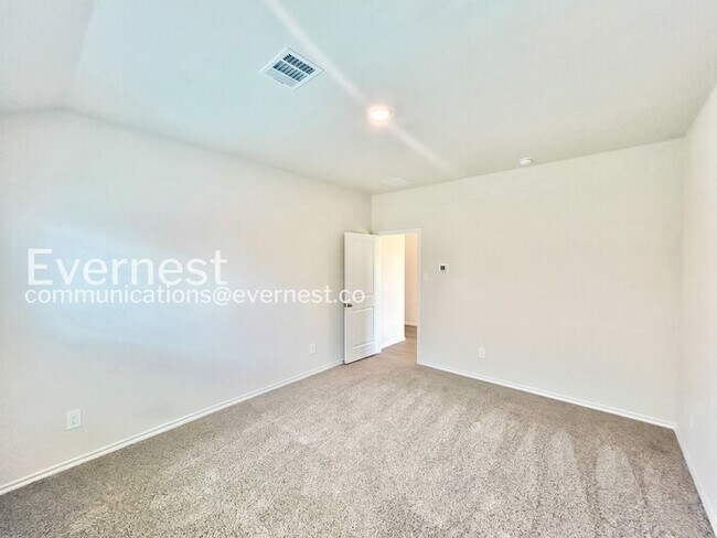 Building Photo - Modern Living with Fenced Yard and Garage Access  / 3 Bed & 2 Bath / Available Now!