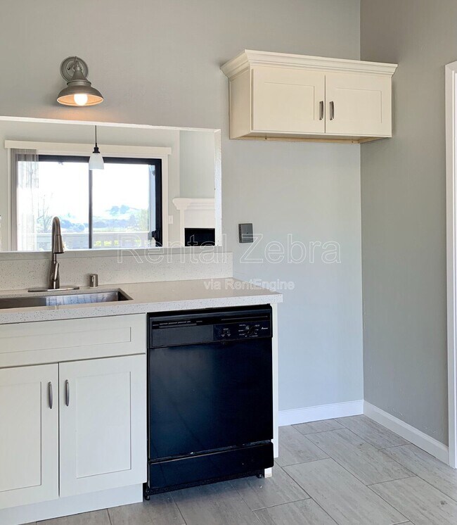 Building Photo - 1592 Ashwood Dr