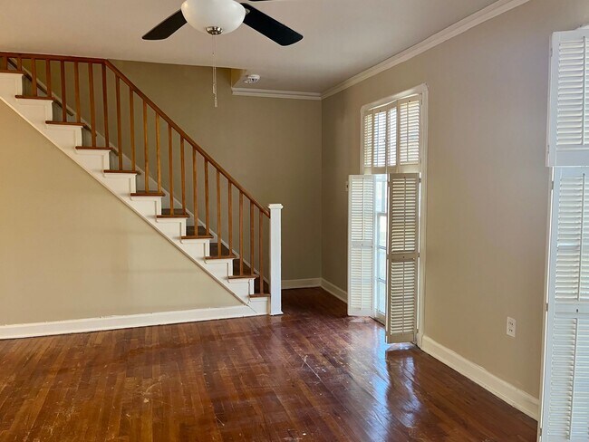 Building Photo - Great location in Garden District seconds from Downtown and LSU!