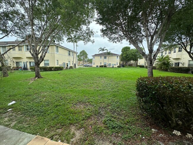 Building Photo - 2650 SE 16th Ter