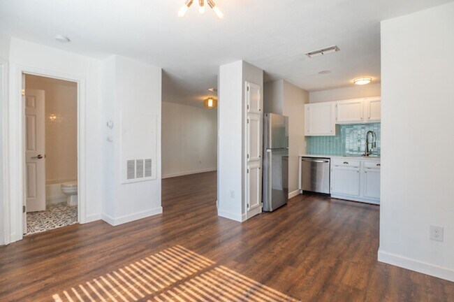 Building Photo - Cozy South East Austin Condo