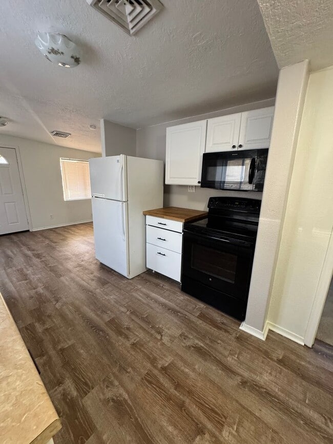 Building Photo - West Roseburg 2 Bedroom home with fenced yard