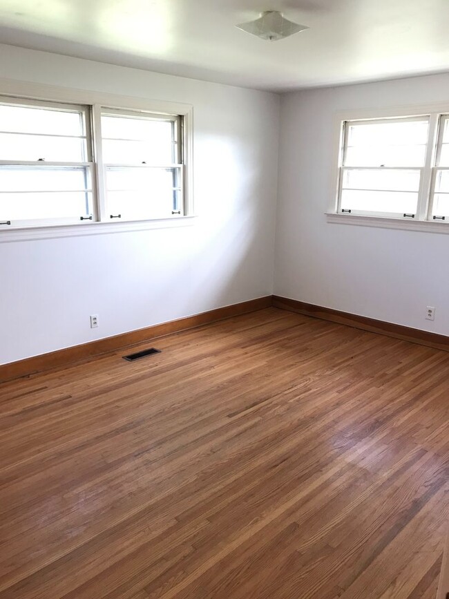 Building Photo - Corner lot with over 2 acre yard in Lebano...