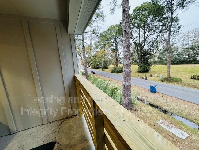 Building Photo - 136 Greentree Dr