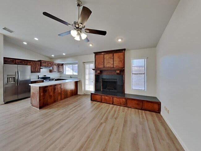 Building Photo - 421 E Encinas Ave