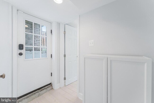 Building Photo - 1709 Patrick Henry Dr