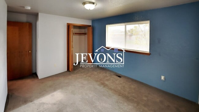 Building Photo - Enjoy this 3-bedroom home featuring a fully equipped kitchen, a two-car attached garage, and a fe...