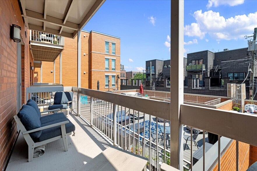 Building Photo - 1301 W Diversey Pky