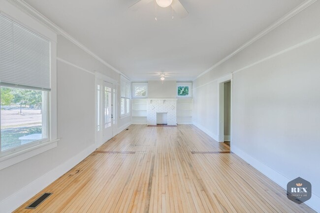 Building Photo - Central Location, Hardwood Floors, Recently Updated