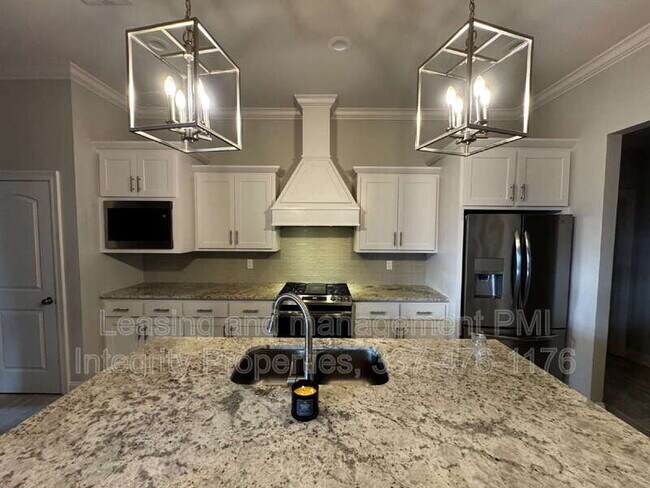 Building Photo - 200 Tennyson Dr