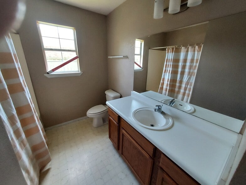 Building Photo - 204 Killdeer Dr
