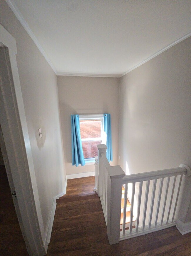 Building Photo - Spacious 3-Bedroom Home w/ Parking & Centr...