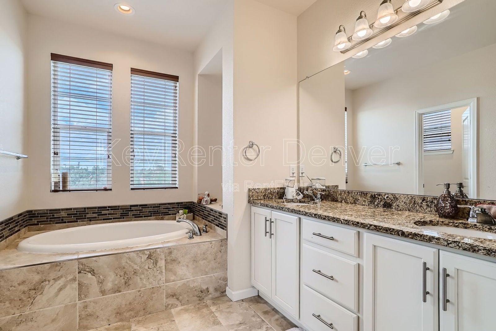 Building Photo - 8916 E Caley Way