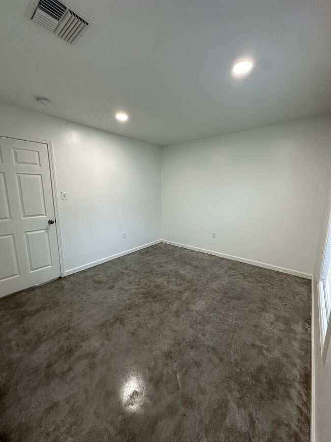 Building Photo - 126 S Refinery St