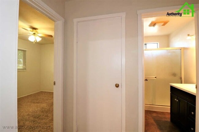 Building Photo - 2413 Ramona Pl