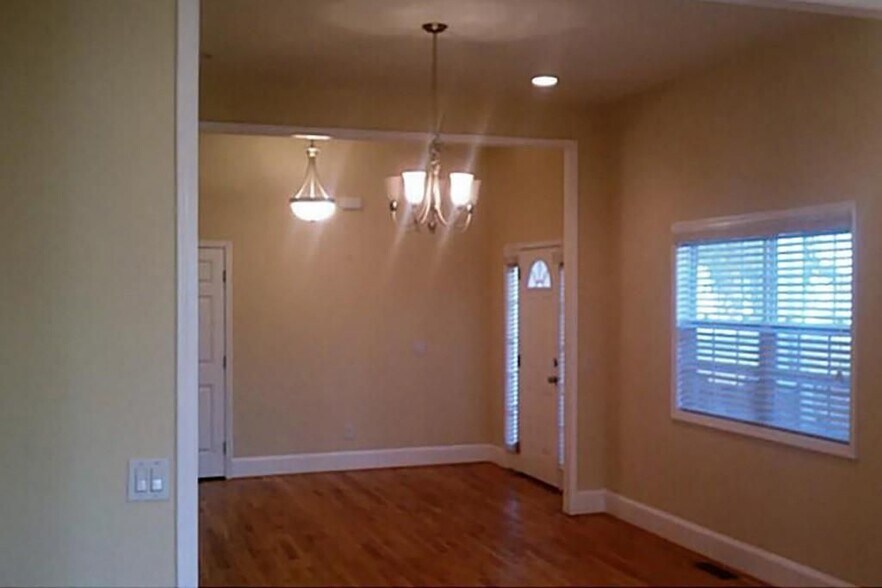 Building Photo - 1510 Roberts Dr SE