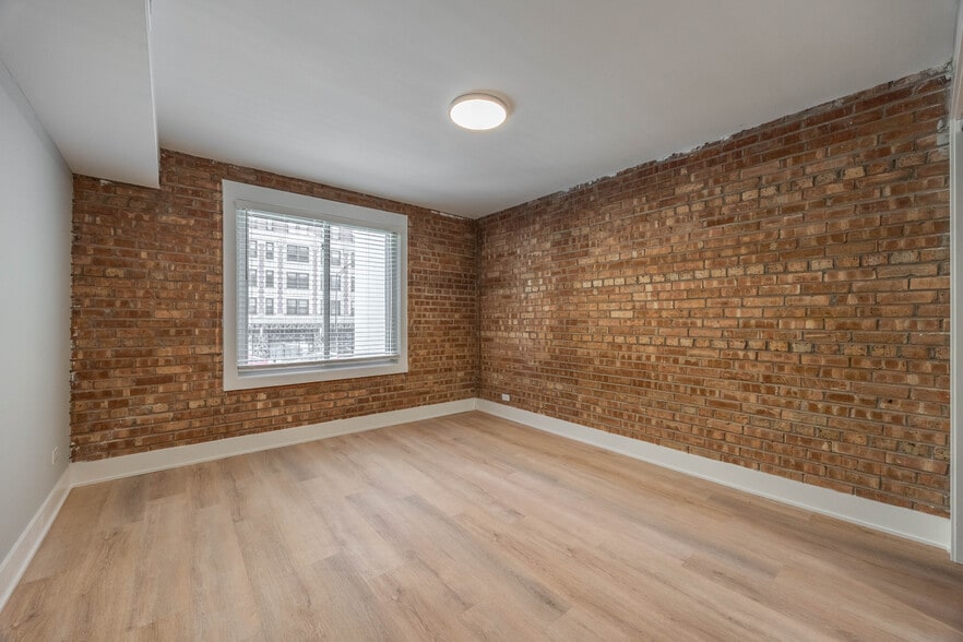 Building Photo - 1225 N La Salle Dr