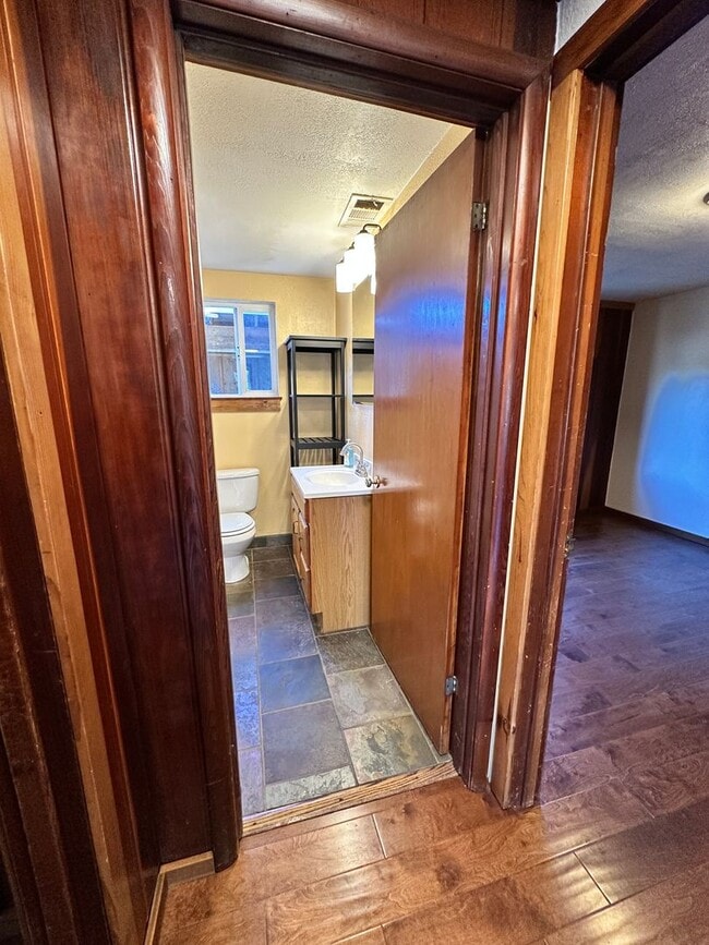 Building Photo - Sunny Fieldbrook 2 Bedroom House – Cat Friendly