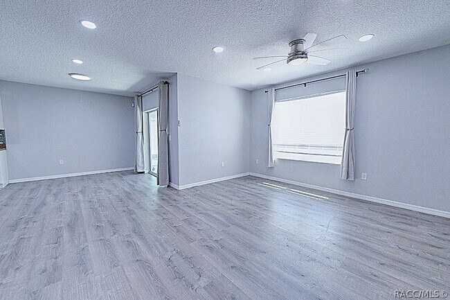 Building Photo - 320 W Runyon Loop